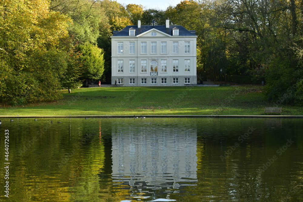 Obraz premium Le château Malou récemment restauré servant pour des réunions ,séminaires , se reflétant dans l'étang du parc à Woluwe-St-Lambert