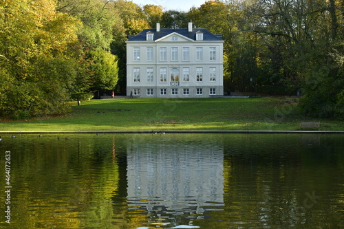 Le château Malou récemment restauré servant pour des réunions ,séminaires , se reflétant dans l'étang du parc à Woluwe-St-Lambert