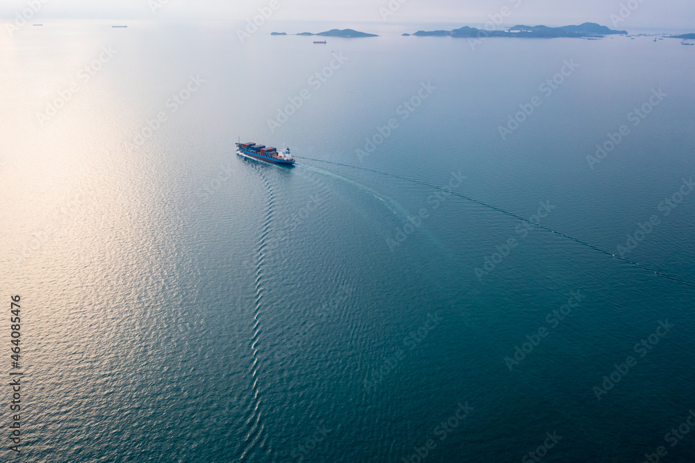 Naklejka premium small containers ship corgo logistic transportation sailing top speed at sea aerial view