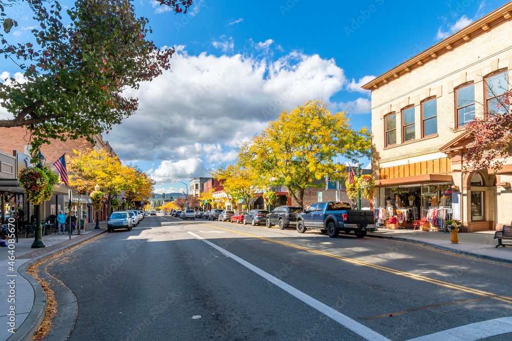 Shops and cafes on Sherman Avenue in the lakeside downtown area of the rural mountain city of Coeur d'Alene at autumn. - obrazy, fototapety, plakaty 