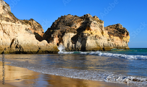 Lagos portugiesische goldene Küstenklippen im Süden Grotte Postkarten Landschaft Portugal steile Küsten Landschaft Algarve Felsen Strand Meer Ozean Wellen Wasser Küste Ufer 