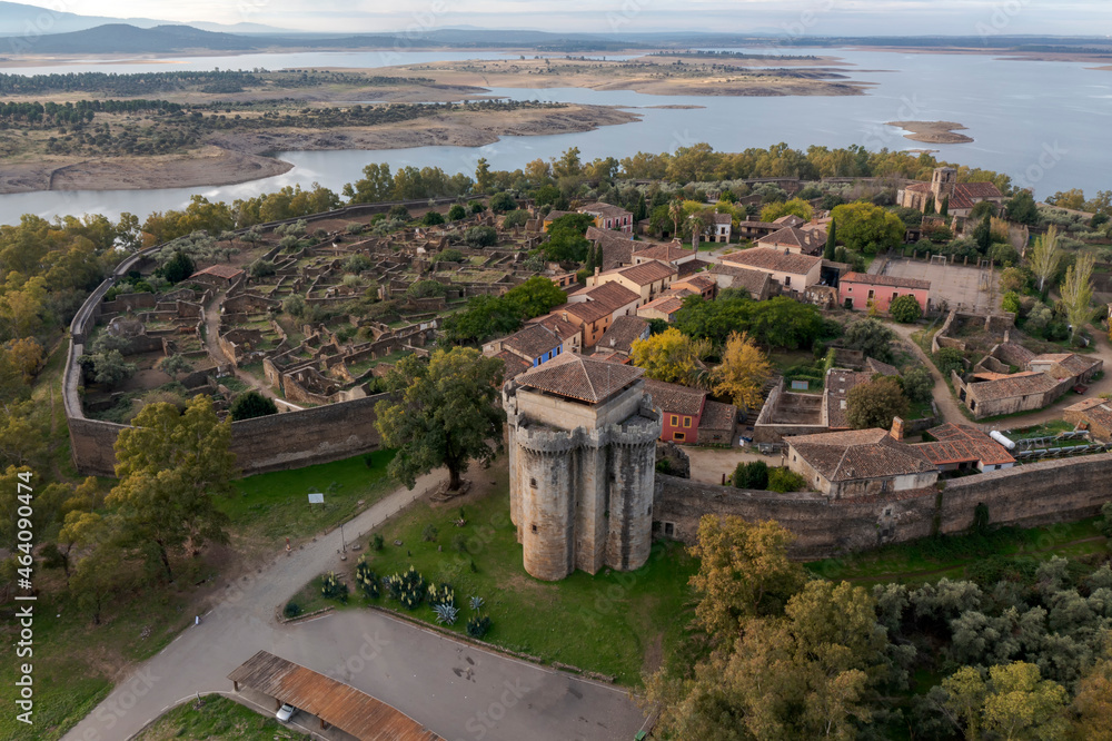 vista aérea de la antigua fortaleza y municipio de Granadilla en la provincia de Cáceres, España