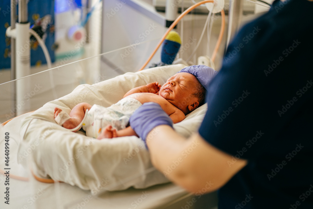 Foto de Unrecognizable nurse in blue gloves takes action and care for