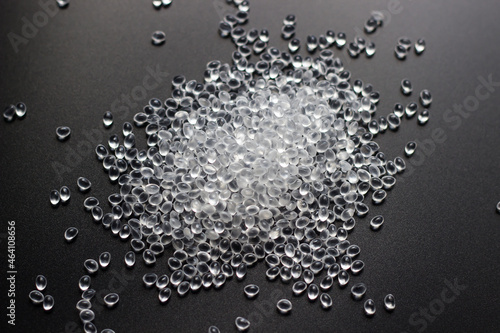 Tableau sur toile White granules of rubber, polypropylene or polyamide on a black background