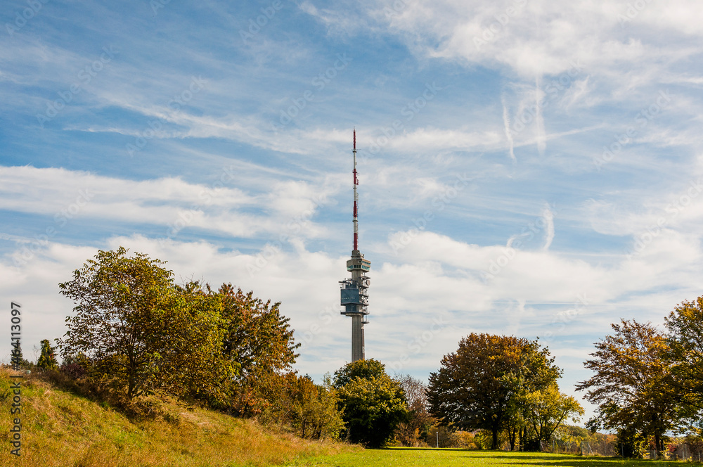 Obraz premium St. Chrischona, Bettingen, Riehen, Basel, Kirche, Fernsehturm, Wanderweg, Landwirtschaft, Obstbäume, Herbst, Herbstsonne, Schweiz