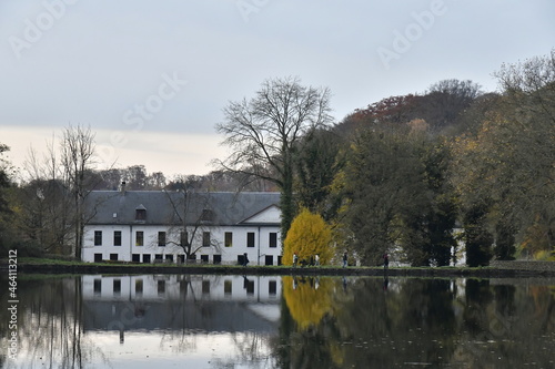 Le prieuré et son reflet dans l'étang du Moulin , l'un des bâtiments de l'abbaye du Rouge-Cloître au crépuscule d'automne en forêt de Soignes à Auderghem 