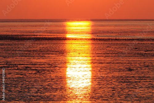 Abendstimmung mit Sonnenuntergang im Wattenmeer an der Nordseek  ste - Stockfoto