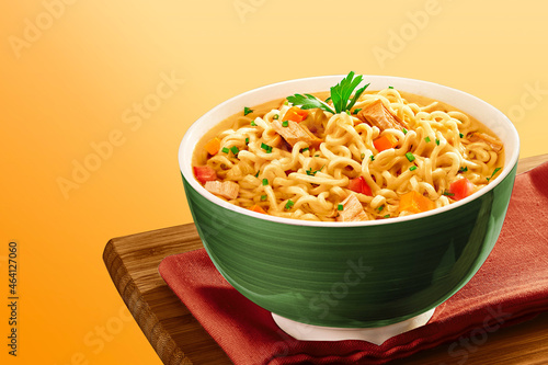Macarrao tipo Lamen com legumes e caldo de vegetais