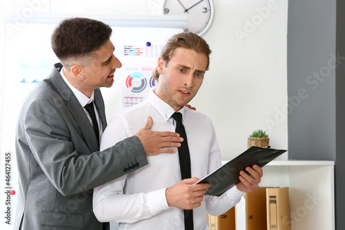 Boss seducing male worker i...