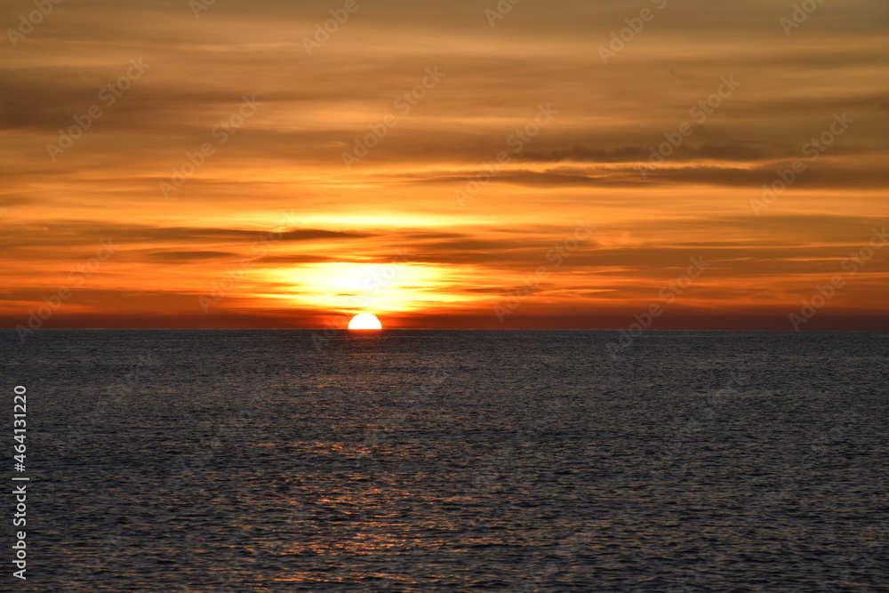 Obraz premium Amaneciendo en el mar Mediterráneo.