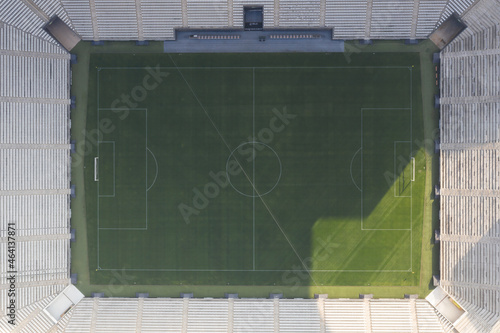 campo de futebol visto por cima com suas arquibancadas vazias