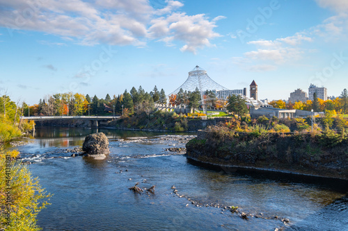 Tablou pe pânză View of the Spokane River near the dam and alongside the pavilion at Riverfront Park at Autumn in downtown Spokane, Washington, USA