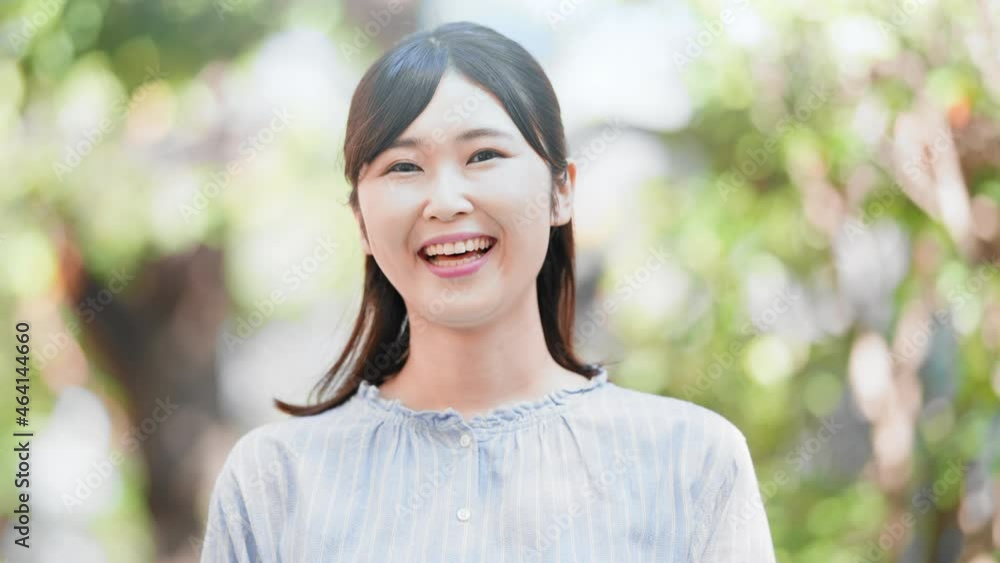 笑顔の若い女性
笑顔の若い女性