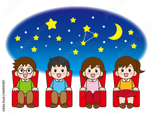プラネタリウムを鑑賞する子どもたち
