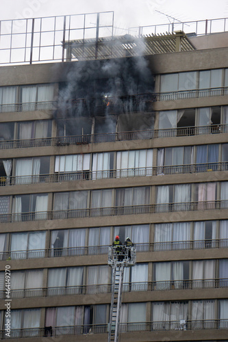 Bomberos en edificio 