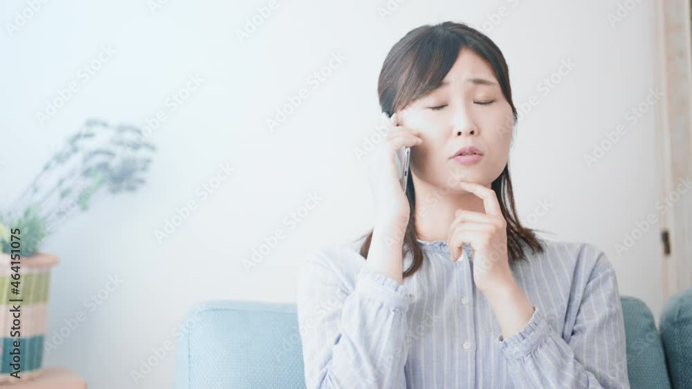 電話で話をする女性	
