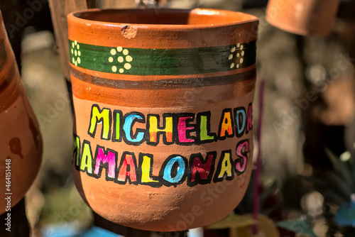 Fotografi tarro de barro para michelada