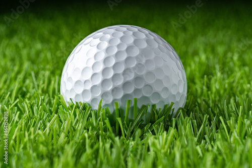 A golf ball on an artificial turf. Screen Golf photo