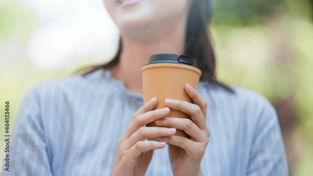 ドリンクカップを持つ女性 ドリンクカップを持つ女性