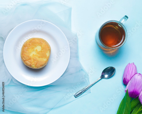 Homemade sponge cake. Sponge has a soft and tender texture and a sweet taste that is loved by toddlers to adults. Can be used as a breakfast menu or snack during the day. Focus blur. Round sponge cake