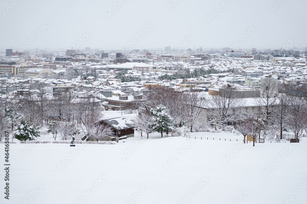 大雪の北陸金沢の大乗寺丘陵公園からの金沢市街