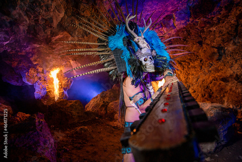 La vida no puede existir sin la muerte, por eso estoy aquí. Mi nombre es Mictlantecuhtli y dentro de la mitología mexica soy el señor de la oscuridad. En mi reino, llamado el Mictlán