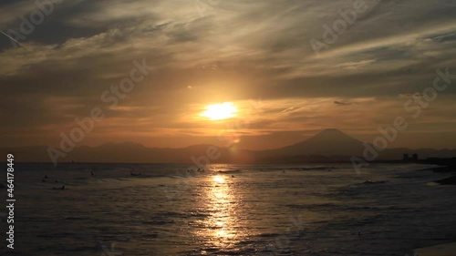 Wallpaper Mural 沈む夕日と富士山を海岸から望む Torontodigital.ca