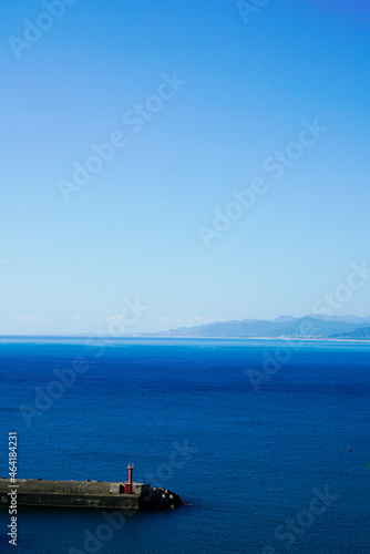 南紀の青い海と空　赤い航路標識　
