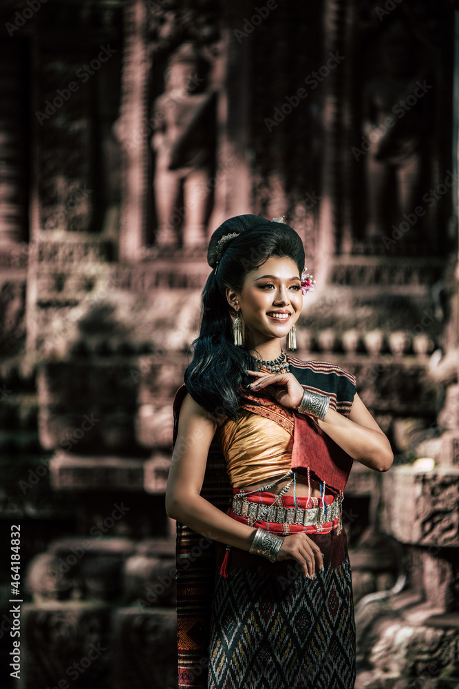 Obraz premium Asian Young female Actress wearing beautiful ancient costumes