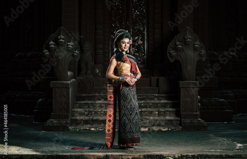 Quadro su tela Asian Young female Actress wearing beautiful ancient costumes