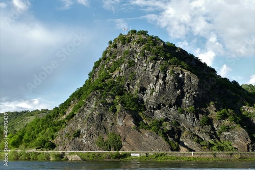 Loreleyfelsen mit Rhein im Frühling in St.-Goarshausen / St.-Goar