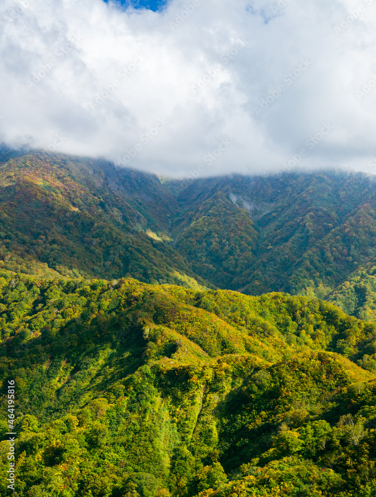 Fototapeta premium 雨飾山からシゲクラ尾根をのぞむ 秋