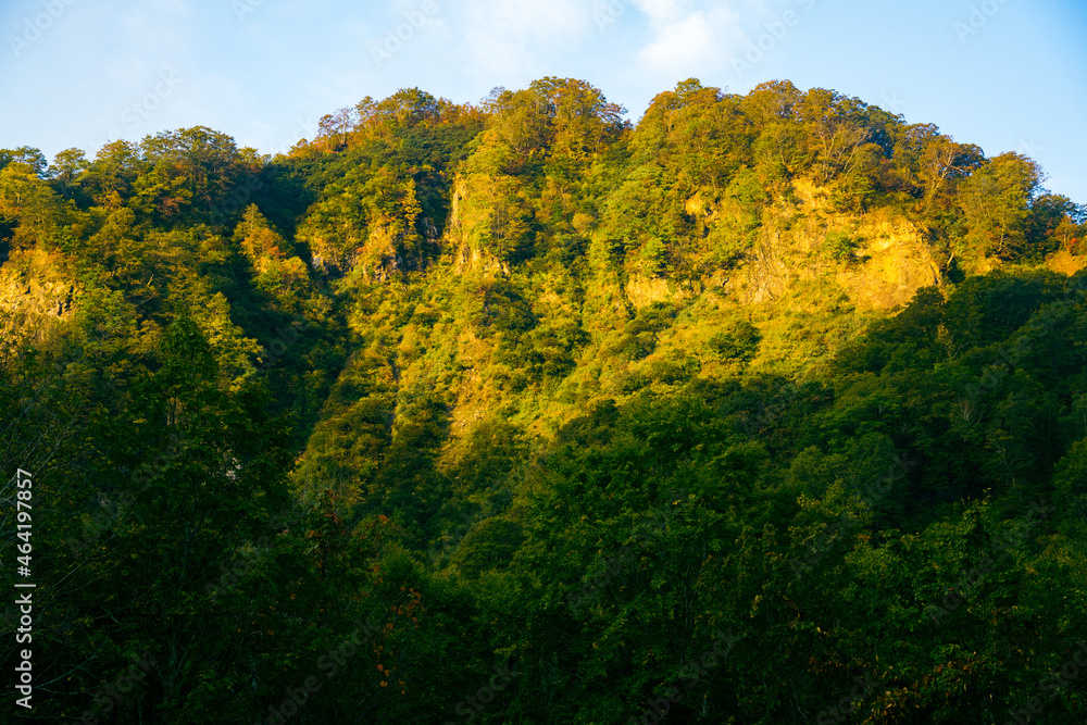 朝焼けに染まる山　奇岩