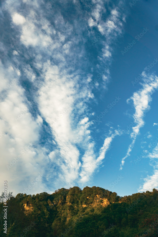 朝焼けの山と空　秋　自然風景