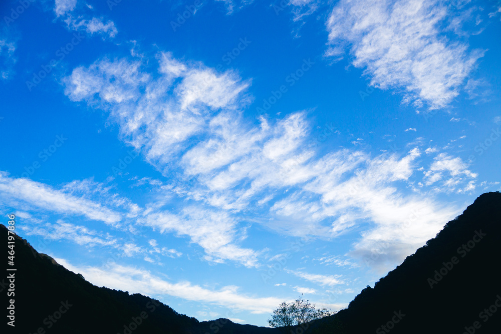 秋の空と山　自然風景　長野県小谷村