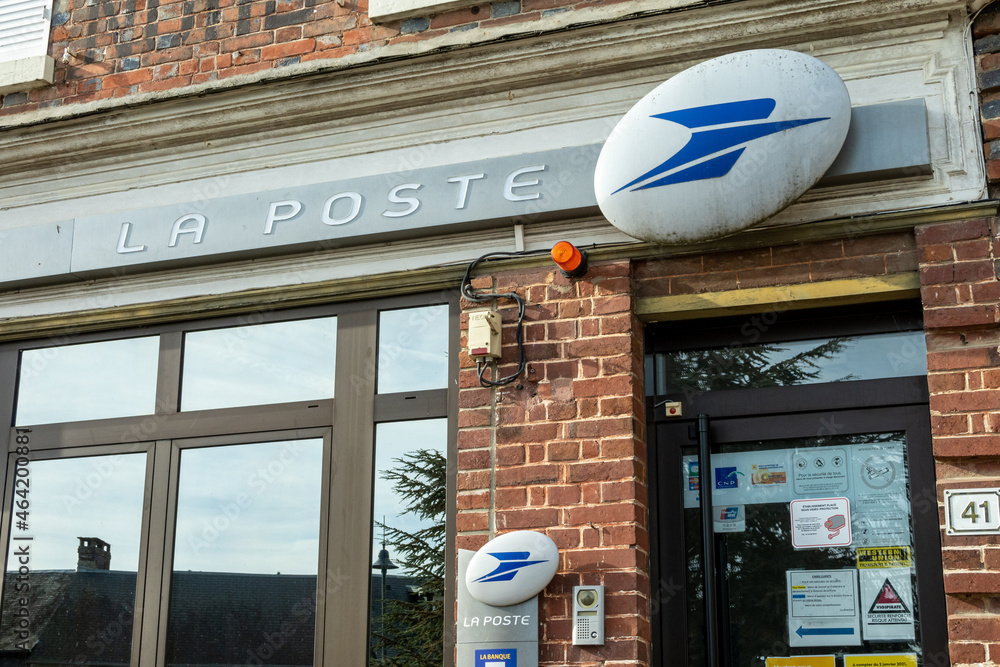 Fermeture des services publics, désertification rurale. Bureau de Poste vétuste dans un village