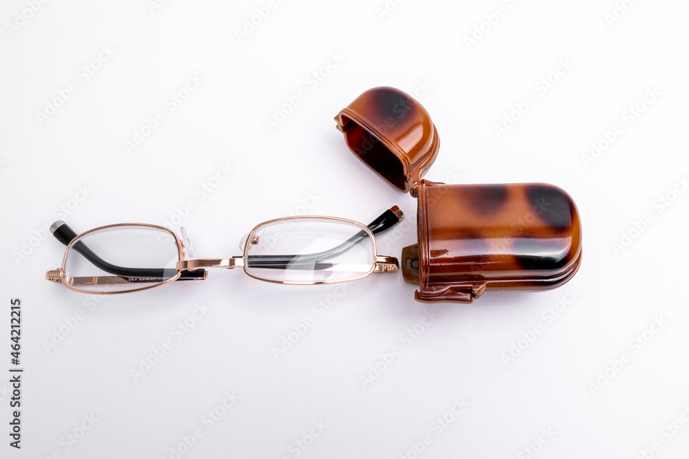 lunettes pliantes avec son étui lunettes pliantes avec son étui