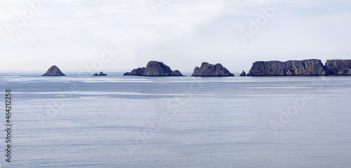 Panoramique sur les tas de pois à la Pointe de Pen Hir depuis la Pointe de Dinan sur la presqu'île de Crozon. Finistère. Bretagne