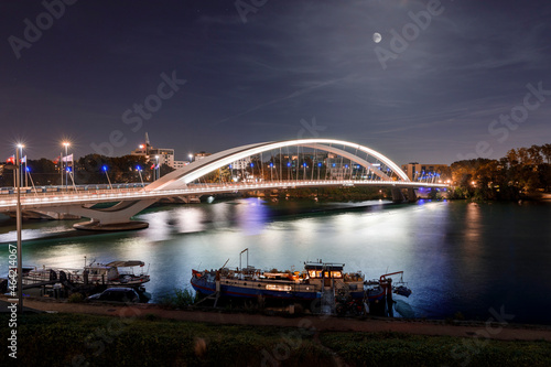 Lyon la nuit : pont Raymond Barre sur le Rhône photo