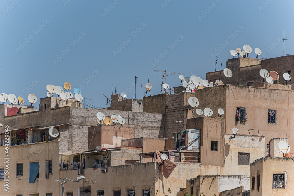 Häuser mit Satelliten Antennen in Fes, Marokko