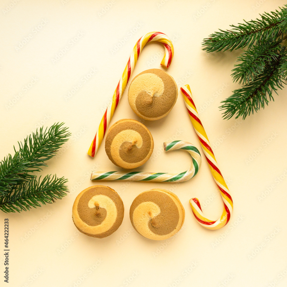 Φωτογραφία Edible christmas tree made of cookies and lollipops cane on beige background, to
