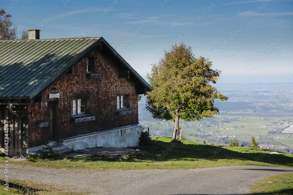 Haus in den Bergen bei blauen Himmel und Sonnenschein. Allgäuer Ausblick.