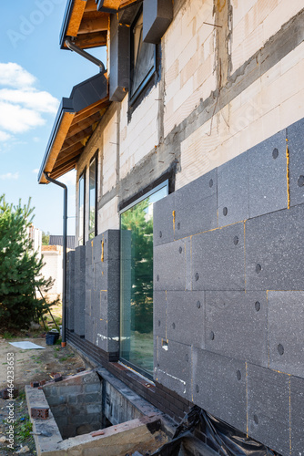 facade with thermal insulation of a single-family house © Filip Olejowski