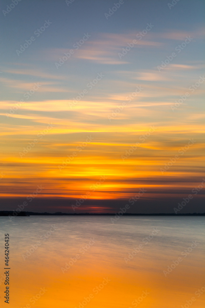 Kolorowy zachód słońca nad Jeziorem Goczałkowickim przy zaporze