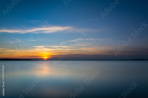 Kolorowy zachód słońca nad Jeziorem Goczałkowickim przy zaporze © charlottemelanie