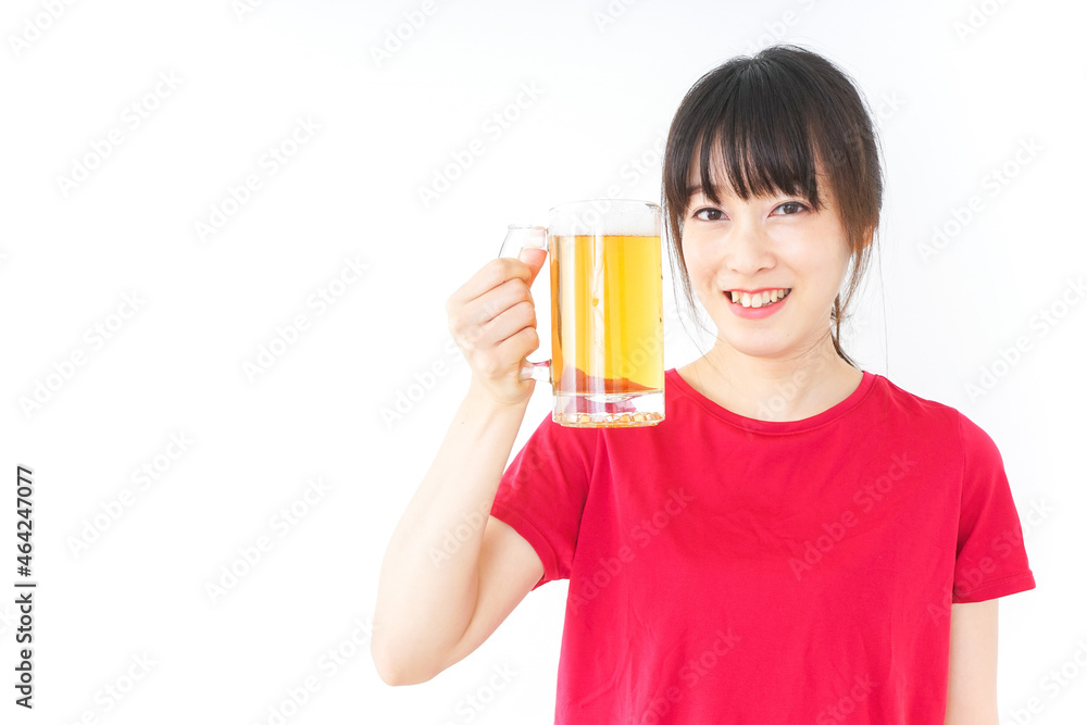 運動後にビールを飲む若い女性 運動後にビールを飲む若い女性