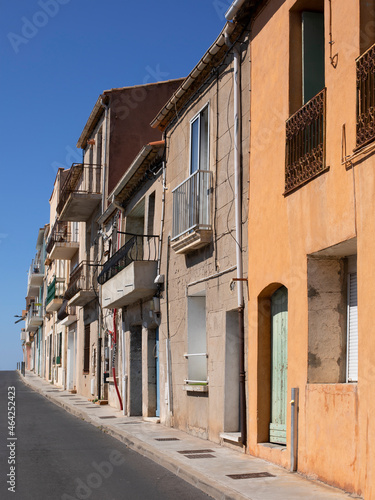 Ruelle d une vieille ville du Sud de la France aux maisons color  es et anciennes avec balcons   troits. Rue montant vers les hauteurs de S  te.