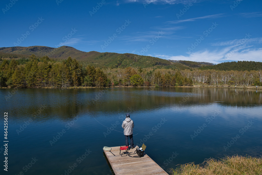 Fototapeta premium 湖, 水, ボート, 風景, 自然, 空, 埠頭, 山, 紅葉, 山, 海, 木, 波止場, 川, 旅行, 明媚, 入り江, サマータイム, いけ, 公園, 森, 落ち着いた, 護岸