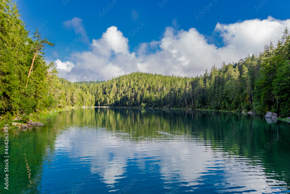 Obraz premium Sommerliche Entdeckungstour zum wunderschönen Eibsee in den Bayrischen Alpen - Deutschland