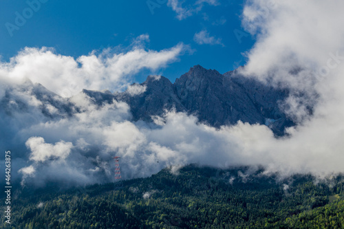 Fototapeta Naklejka Na Ścianę i Meble -  Sommerliche Entdeckungstour zum wunderschönen Eibsee in den Bayrischen Alpen - Deutschland